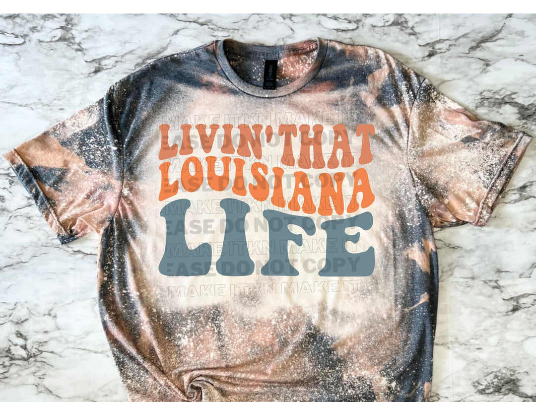 a t - shirt that says livin'that louisiana life on it