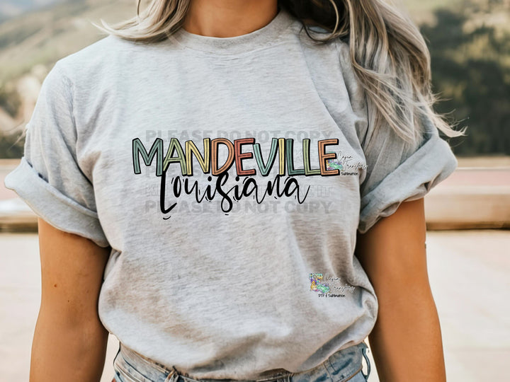 a woman wearing a t - shirt that says, mandeville in italian