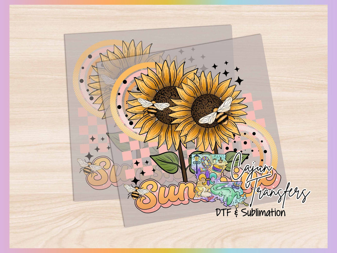 a picture of a sunflower on a wooden background